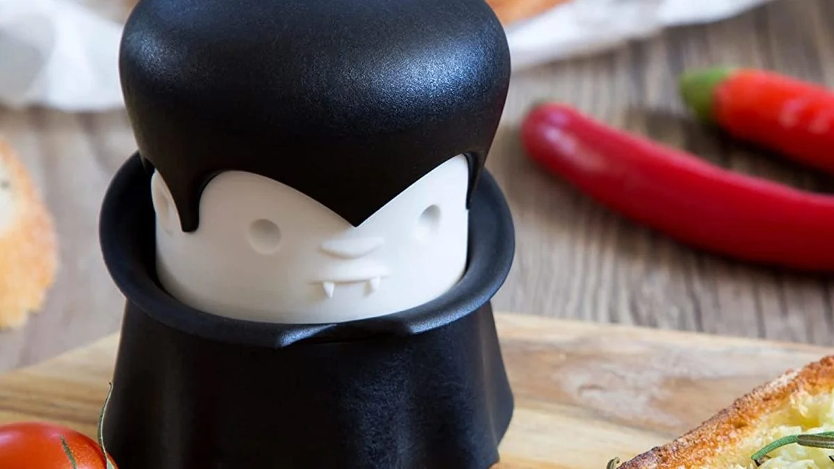 This Dracula-Themed Garlic Crusher Is Clever And Convenient