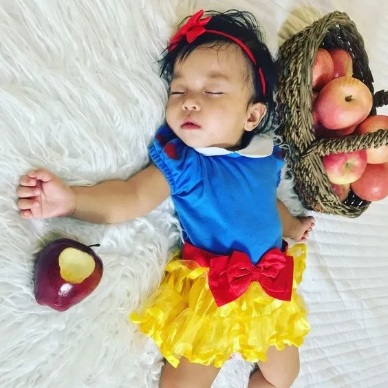 As the babies play the role of Snow White sleeping in the forest, they bring the character to life in their own unique way. They may drift off to sleep with a peaceful expression on their faces or playfully interact with their surroundings, charming us with their innocence and curiosity. 