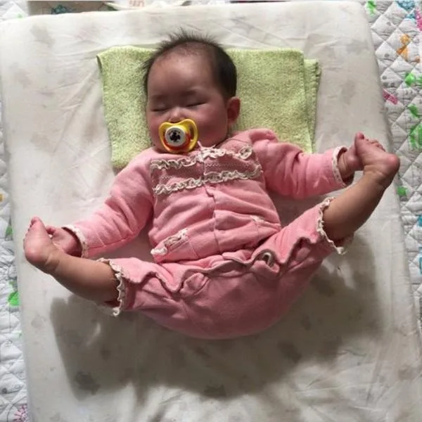 Hilarious and Adorable Sleeping Positions of Babies