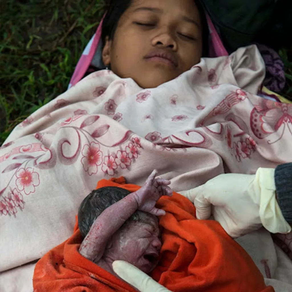 18-year-old girl gives birth next to rice fields with unexpected ending.