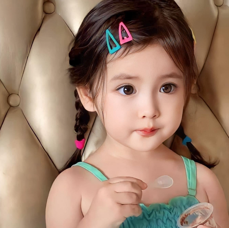 A cute baby face that makes anyone want to have a daughter.
