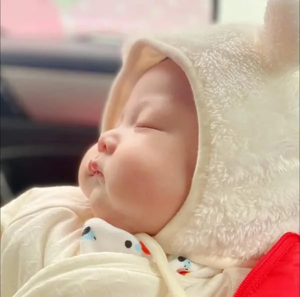 Cute baby melts the hearts of viewers.