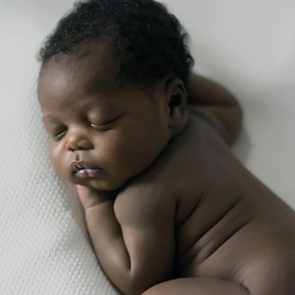 Born to Radiate: Heartwarming Photoshoot Captures Baby of Haitian Couple Delivered on Sidewalk, Immortalizing the Miracle 