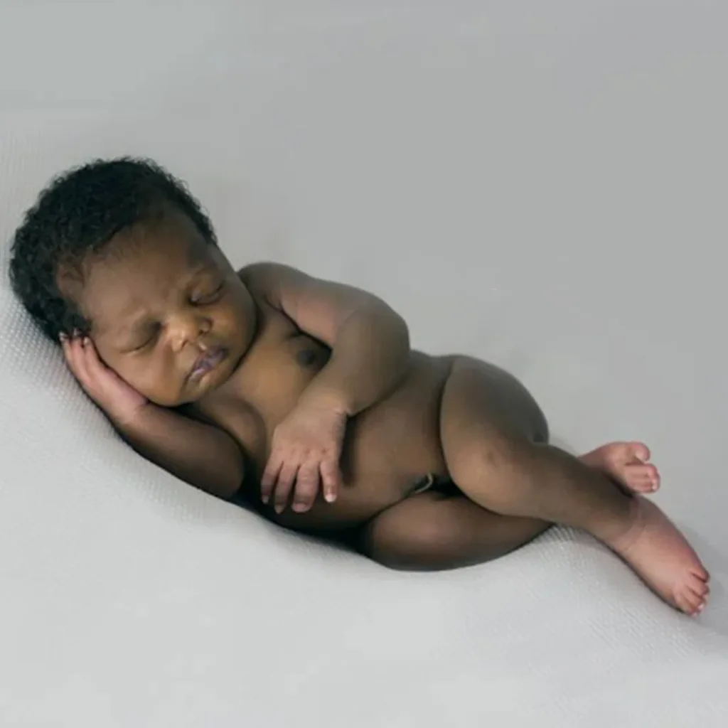 Born to Radiate: Heartwarming Photoshoot Captures Baby of Haitian Couple Delivered on Sidewalk, Immortalizing the Miracle