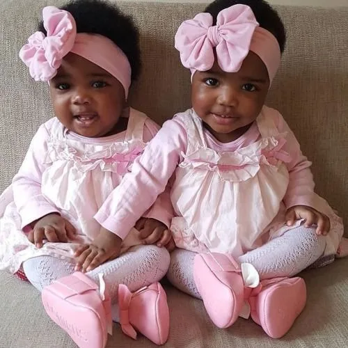 Online Community Welcomes Adorable Identical Twins with Open Arms 