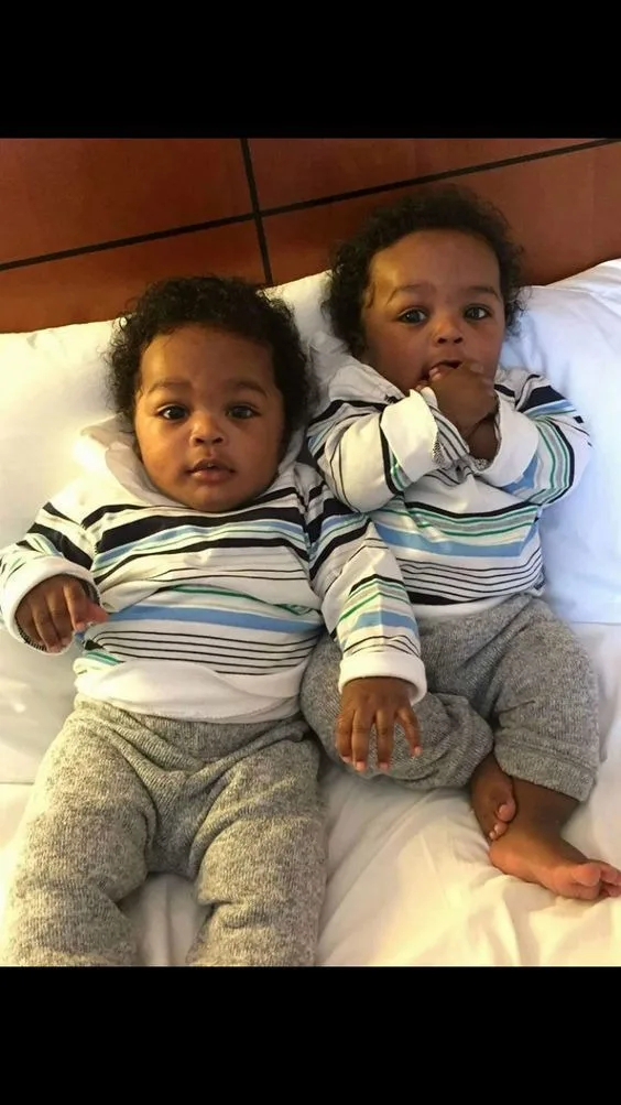 Online Community Welcomes Adorable Identical Twins with Open Arms 