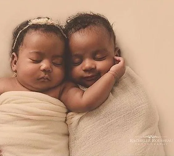 Online Community Welcomes Adorable Identical Twins with Open Arms